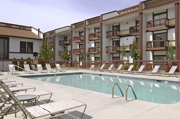 Large swimming pool, bring the kids and jump right in!