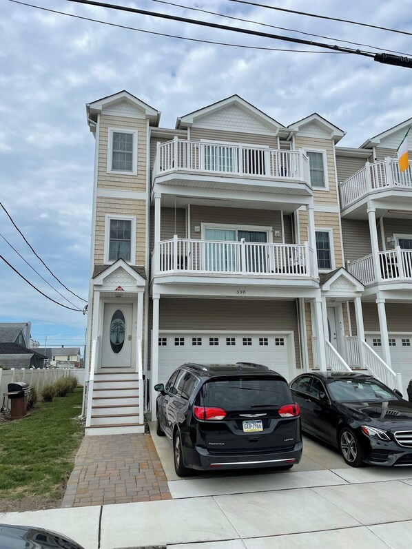 Exterior Front.
2nd Floor