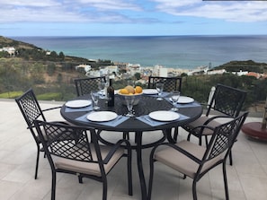 table dressée sur la terrasse  avec vue sur la mer