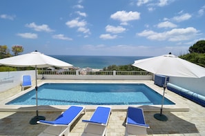 piscine privée avec vue sur la mer