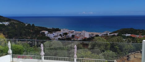 Vista sul mare blu brillante