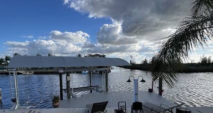 Amazing views! Fishing, kayaks, great restaurants. Well stocked-sparkling clean!