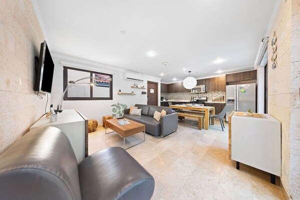 Beautiful Palm Beach Haven ~ Pool ~ GYM ~ Rooftop! (26578)