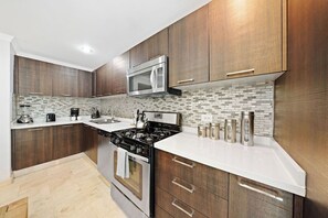 Beautiful Palm Beach Haven ~ Pool ~ GYM ~ Rooftop! (26576)