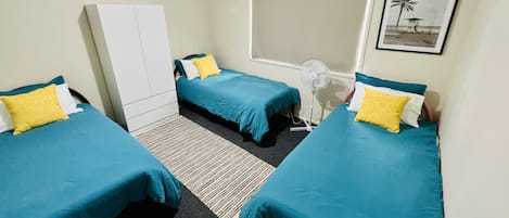 3 Single beds, Airconditioning & wardrobe 