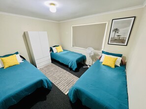 3 Single beds, Airconditioning & wardrobe 