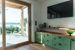 Maisonette Suite mit freiem Panoramaseeblick-Terrasse und Wohn-Esszimmer im Erdgeschoss