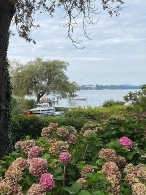 Garden Suite mit gemütlicher Wohnküche und Seeblick-Ausblick von der Terrasse