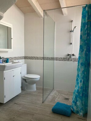 Master En-Suite & Shower