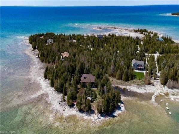 Welcome to DeLana, a stunningly private cottage surrounded by the gorgeous Lake Huron waterways - enjoy hiking, swimming, boating and many of the other Peninsula attractions - very close to the National Park. 