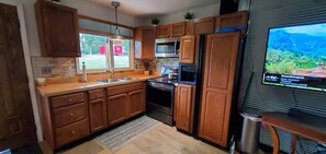 Fully equipped kitchen, but no dishwasher