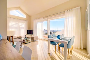 TV and multimedia,Living room,Seating area,Dining area