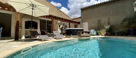 maison extérieure piscine spa