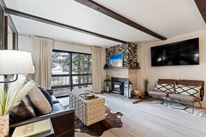 "Living Room","Indoors","Room","Couch","Furniture"