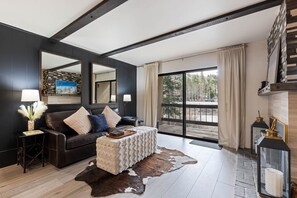 Flooring, Floor, Living Room, Indoors, Room