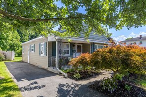 Cheery 2-Bdrm in East Rochester!! w/ onsite parking!