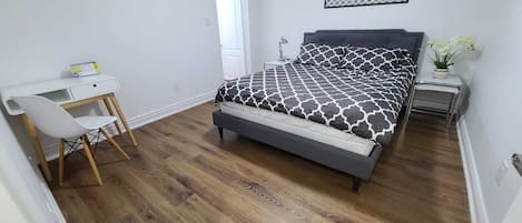 Master Bedroom with Queen Bed