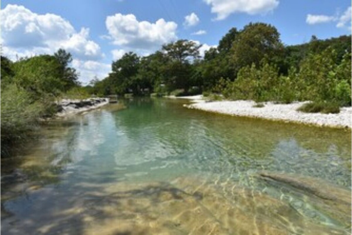 Frio Riverfront House & Bunkhouse, Private Volleyball Pool, Near State Parks!