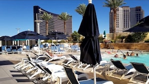 LOTS OF LOUNGE CHAIRS AT THE POOl