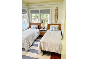 Kids room with 2 twin beds