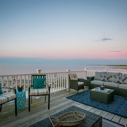 Enjoy your wine on the private furnished deck while admiring amazing sunsets.