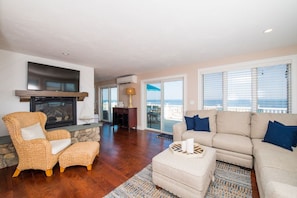 Find peace and relaxation with your close friends and family in this cozy and bright living room.