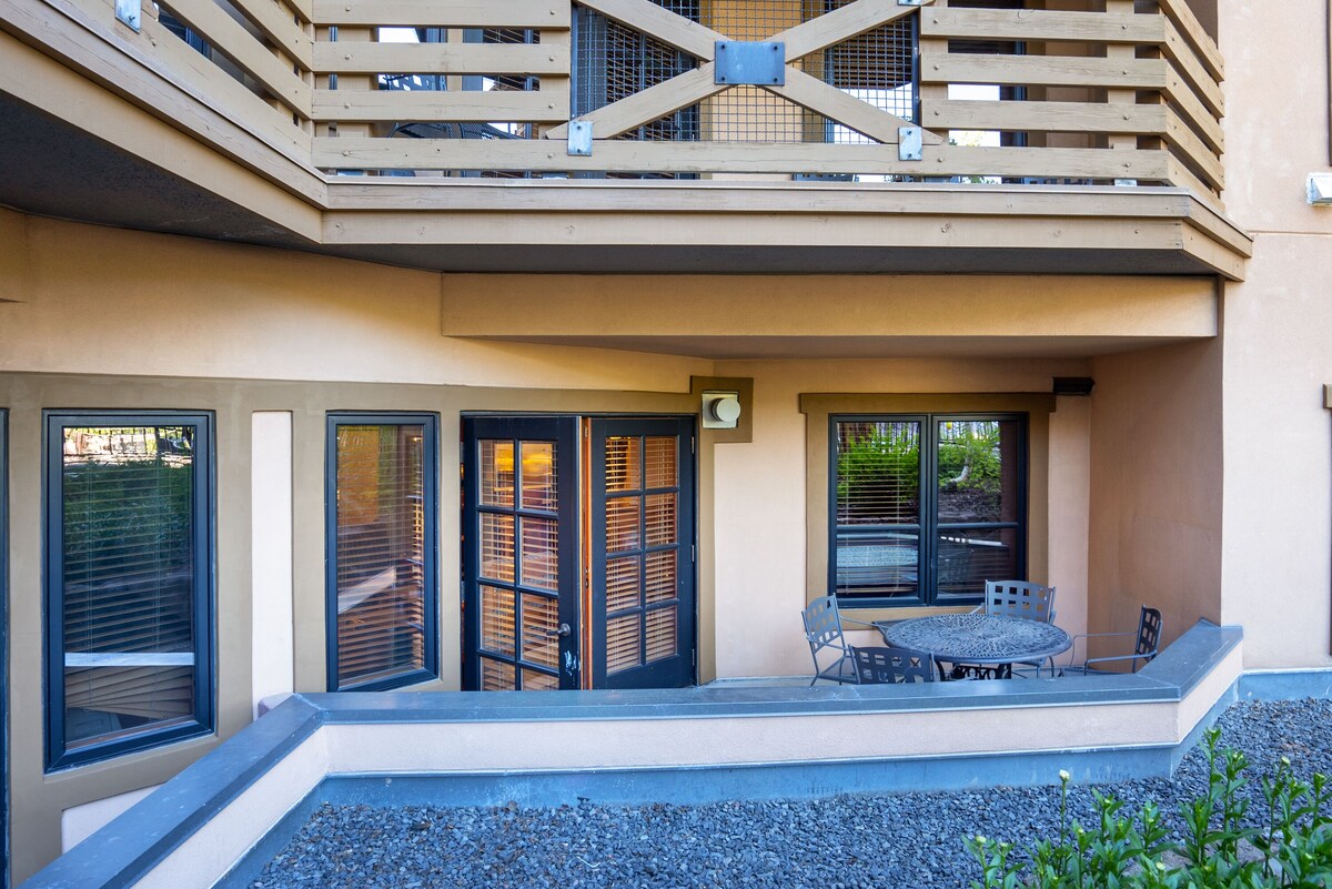 Village at Palisades Tahoe Condo #7, in Building 5, Ski In/Out, Mountain View!!
