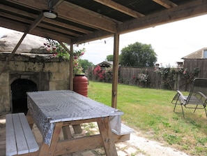 Pflanze, Tabelle, Gebäude, Tisch Im Freien, Holz, Schatten, Gartenmöbel, Baum, Haus, Stuhl