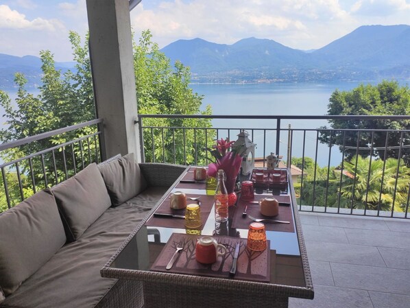 Nuage, Ciel, Table, Plante, L'Eau, Bâtiment, Propriété, Meubles, Pot De Fleur, Montagne