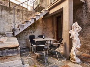 Gebäude, Möbel, Tabelle, Holz, Stuhl, Interior Design, Treppe, Backstein, Skulptur, Wand