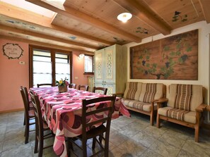 Tabelle, Möbel, Eigentum, Gebäude, Stuhl, Holz, Fenster, Interior Design, Beleuchtung, Haus