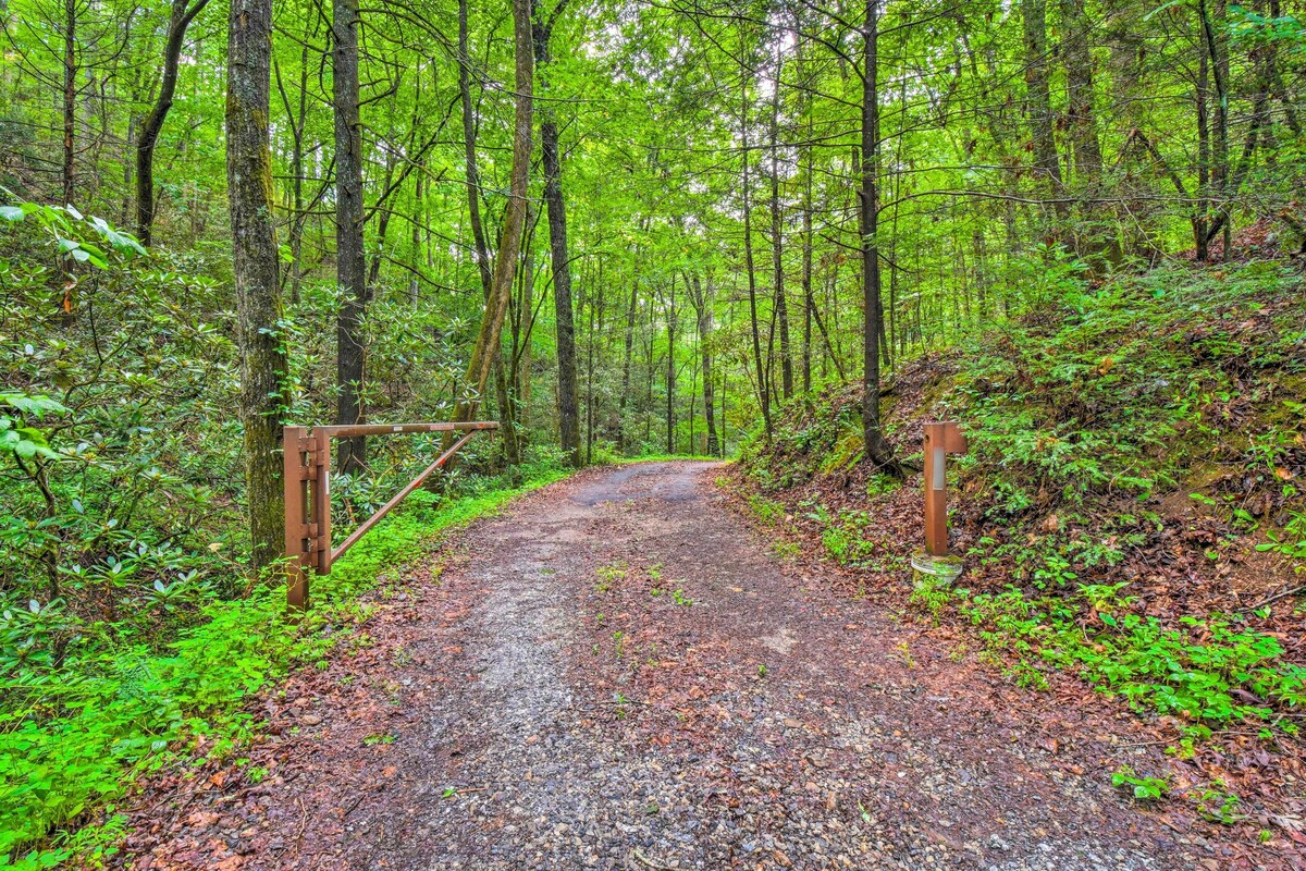 Cozy Riverside Dahlonega Home w/ Kayaks + Fire Pit