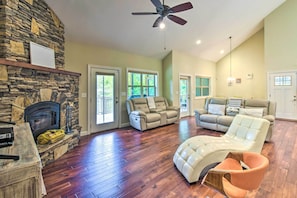 Living Room | Wood-Burning Fireplace (BYOW) | Free WiFi (25 Mbps) | Smart TV