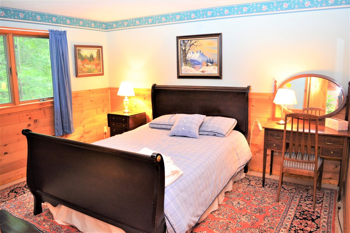 Waterfront 5 bedroom home on Stocker Pond with Dock