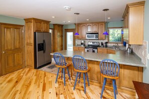 Spacious & fully stocked kitchen