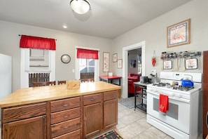 Kitchen With Eat-In Island and Corner Table (Seats 5 Total)