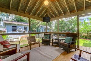 Screen porch, ample seating