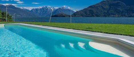 Splendid villa for renting with swimming pool on Lake Como.