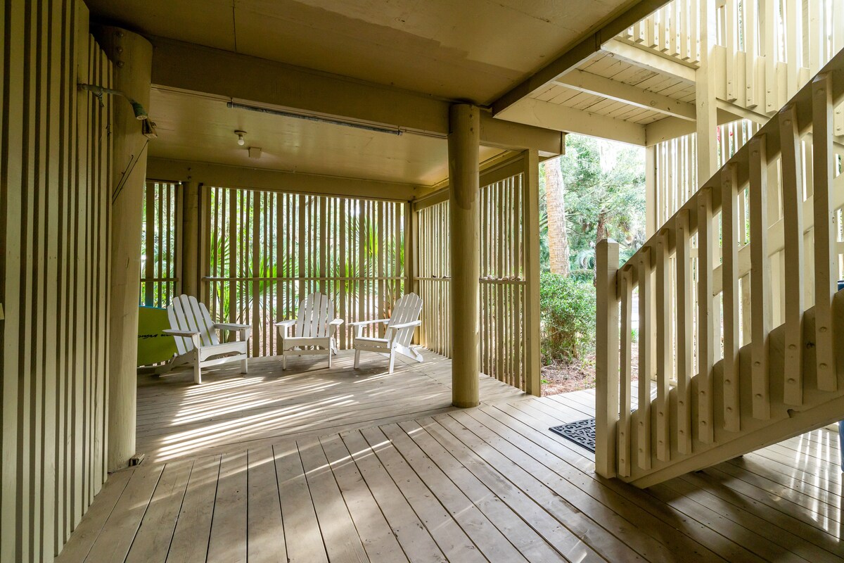 3 BR/2BA Screen Porch Cottage! Pet Friendly! Amenity Cards Available