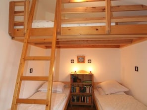 Schlafzimmer mit Einzelbetten und Schlafgalerie