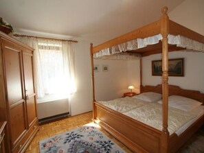 Schlafzimmer mit Doppelbett
