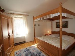 Schlafzimmer mit Doppelbett