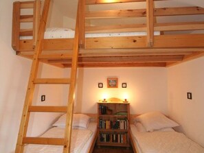 Schlafzimmer mit Einzelbetten und Schlafgalerie
