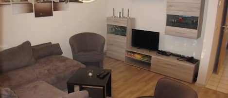 Wohnzimmer mit moderner Wohnlandschaft