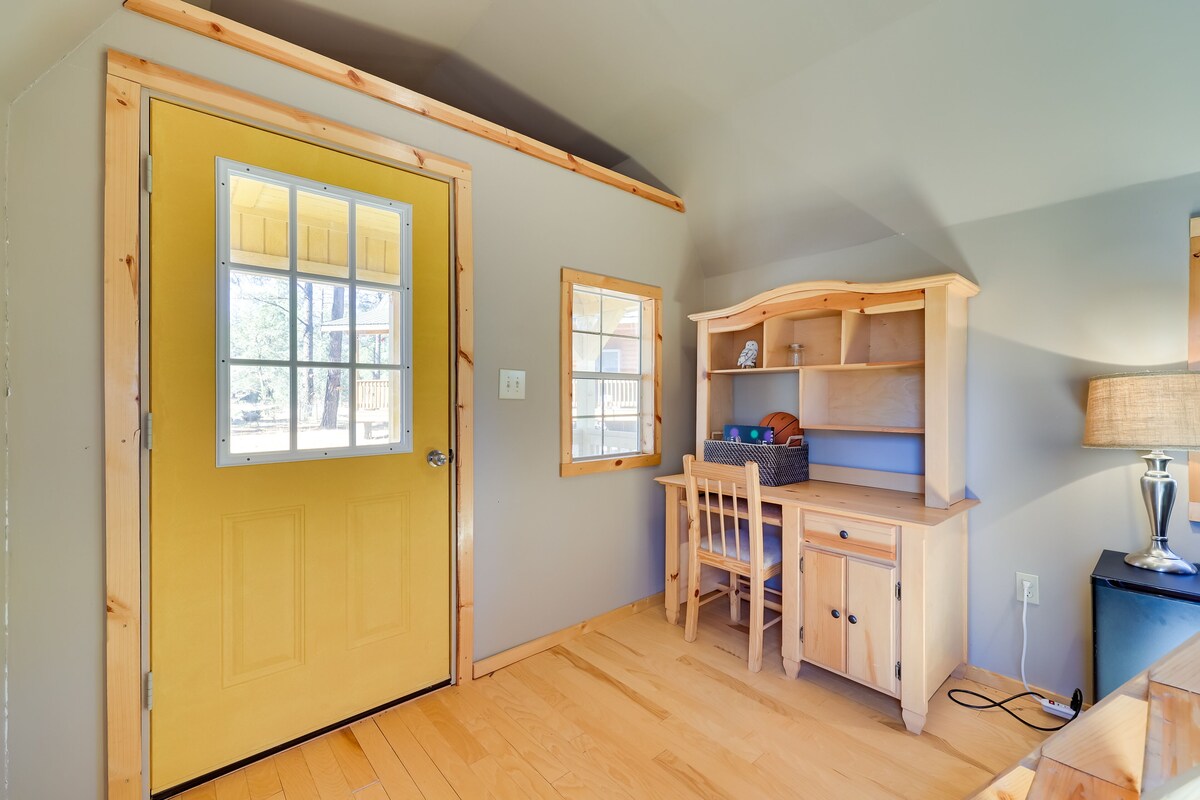 Inviting Nutrioso Cabin w/ Wraparound Porch!