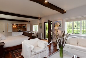 Ayres End Studio, Suffolk: Sitting room area with comfy seating