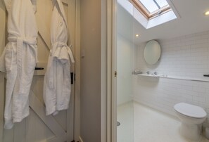 Ayres End Studio, Suffolk: Tiled wet room with shower, wash basin and WC