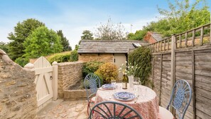 Private courtyard, Vine Cottage, Bolthole Retreats