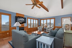 DK390: Tidy Duck | TL Living Area, Seasonal Fireplace & Deck Access