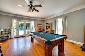 Game Room | Smart TV | Convertible Pool & Ping Pong Table | Queen Sleeper Sofa
